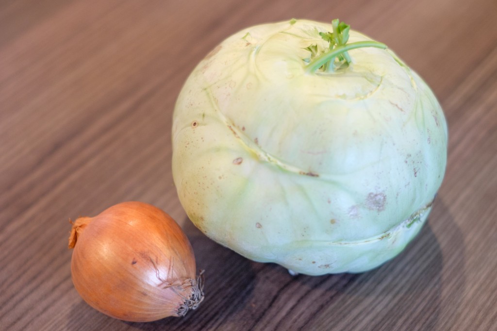 Je nach Größe reichen jeweils eine halbe bzw. ganze Zwiebel und Kohlrabi