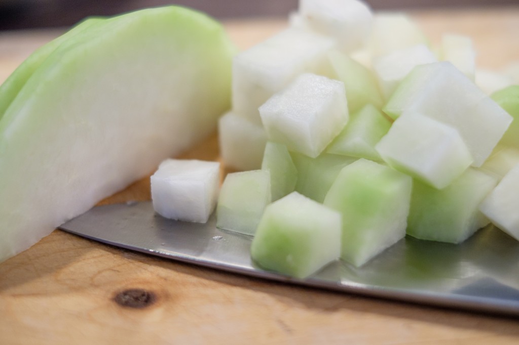 Vor dem Blanchieren den Kohlrabi würfeln