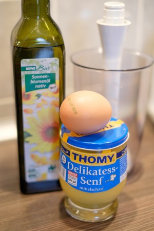 Was macht man aus Ei, Senf und Öl? Mayonnaise natürlich.
