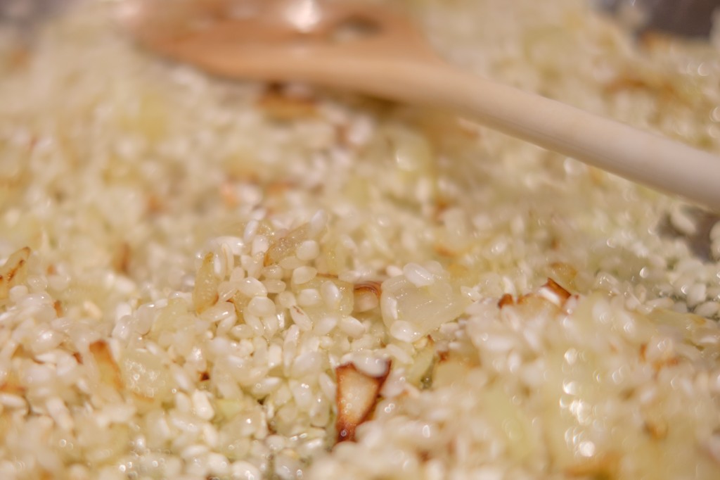 Reis anbraten, bis er glasig wird