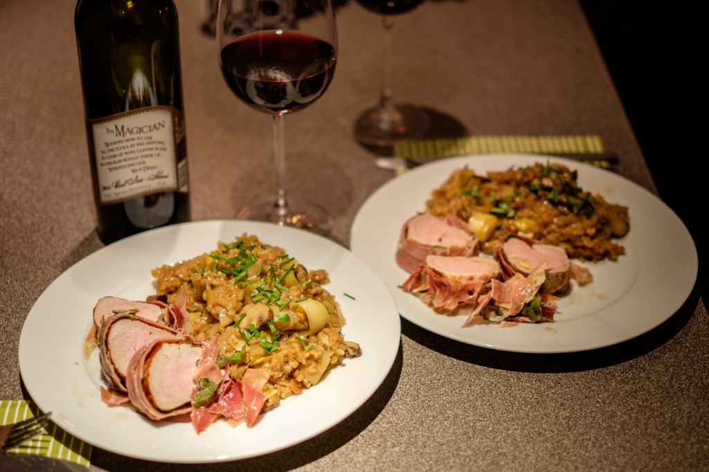 Das Risotto mit dem Filet in Medaillons aufgeschnitten; dazu Rotwein.