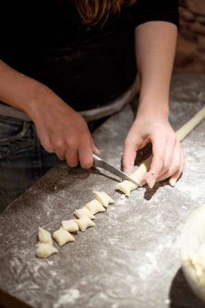 Den Gnocchi-Teig in Stränge rollen und zerstückeln.