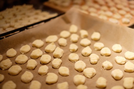 Die Gnocchi sollten einandern nicht berühren, solange sie roh sind, damit sie nicht aneinander kleben.