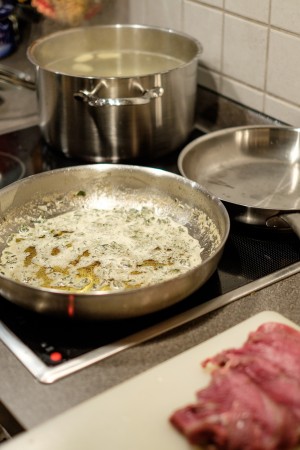 Während die Gnocchi kochen, schon mal die Salbeibutter und die Beilage vorbereiten.