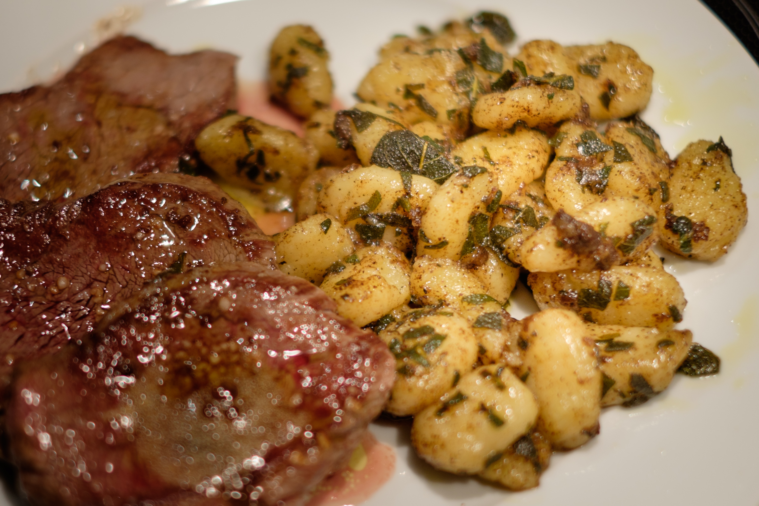 Pastinaken-Gnocchi in Salbei-Butter