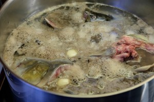 Die Köpfe für ca. eine halbe Stunde kochen.