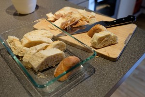 Altes Brot schneiden und in Auflaufform legen