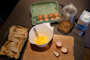 Eier mit Milch und Zucker verrühren