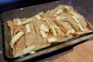 Brot einweichen und Butterflocken drauf