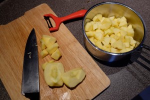 Apfel schälen, schneiden und würfeln