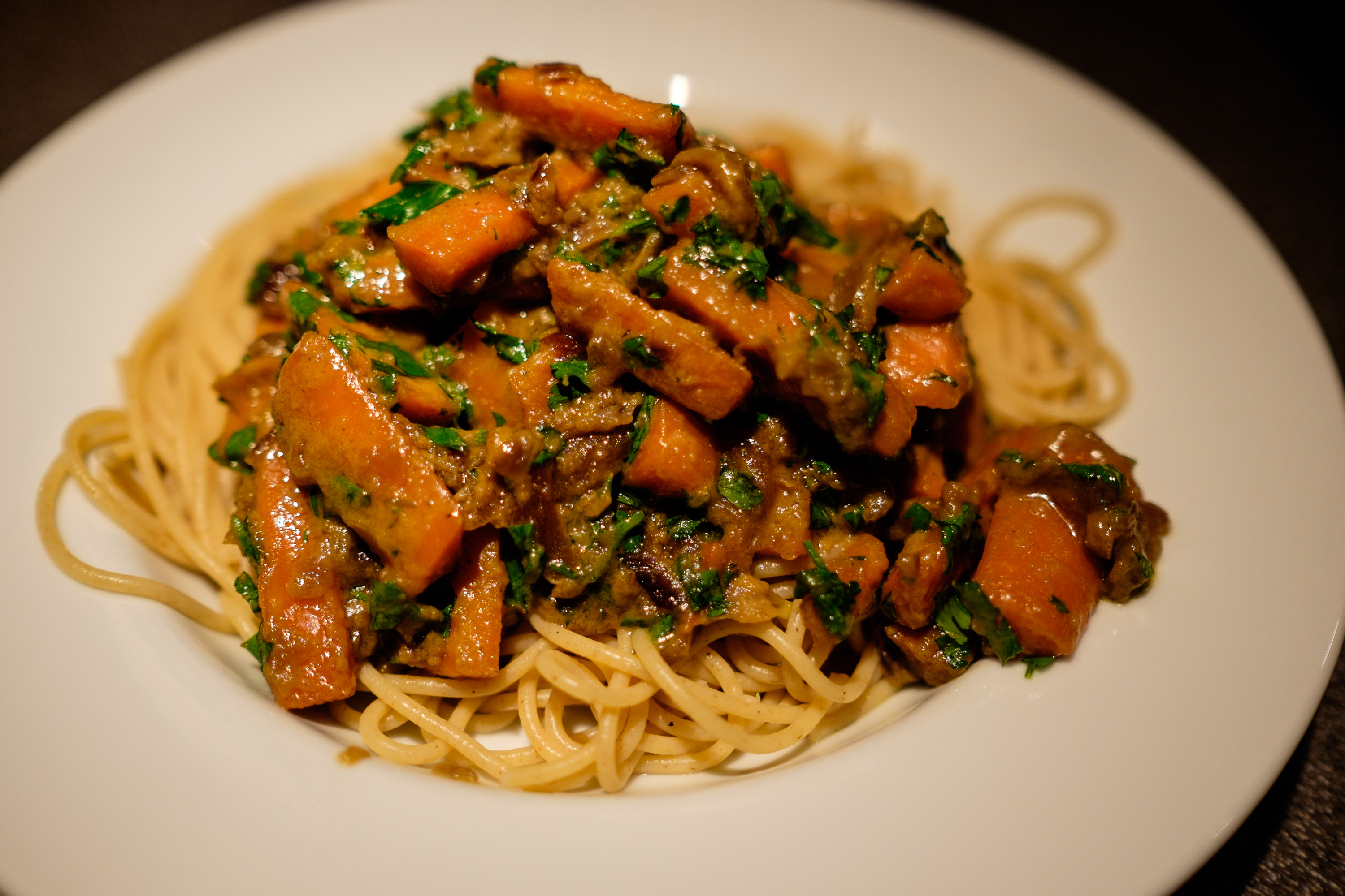 Orientalische Möhrenpasta mit Aprikose und Sesam