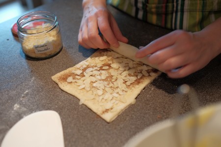 Aufrollen (Füllung: Mandelblättchen-Zimt)