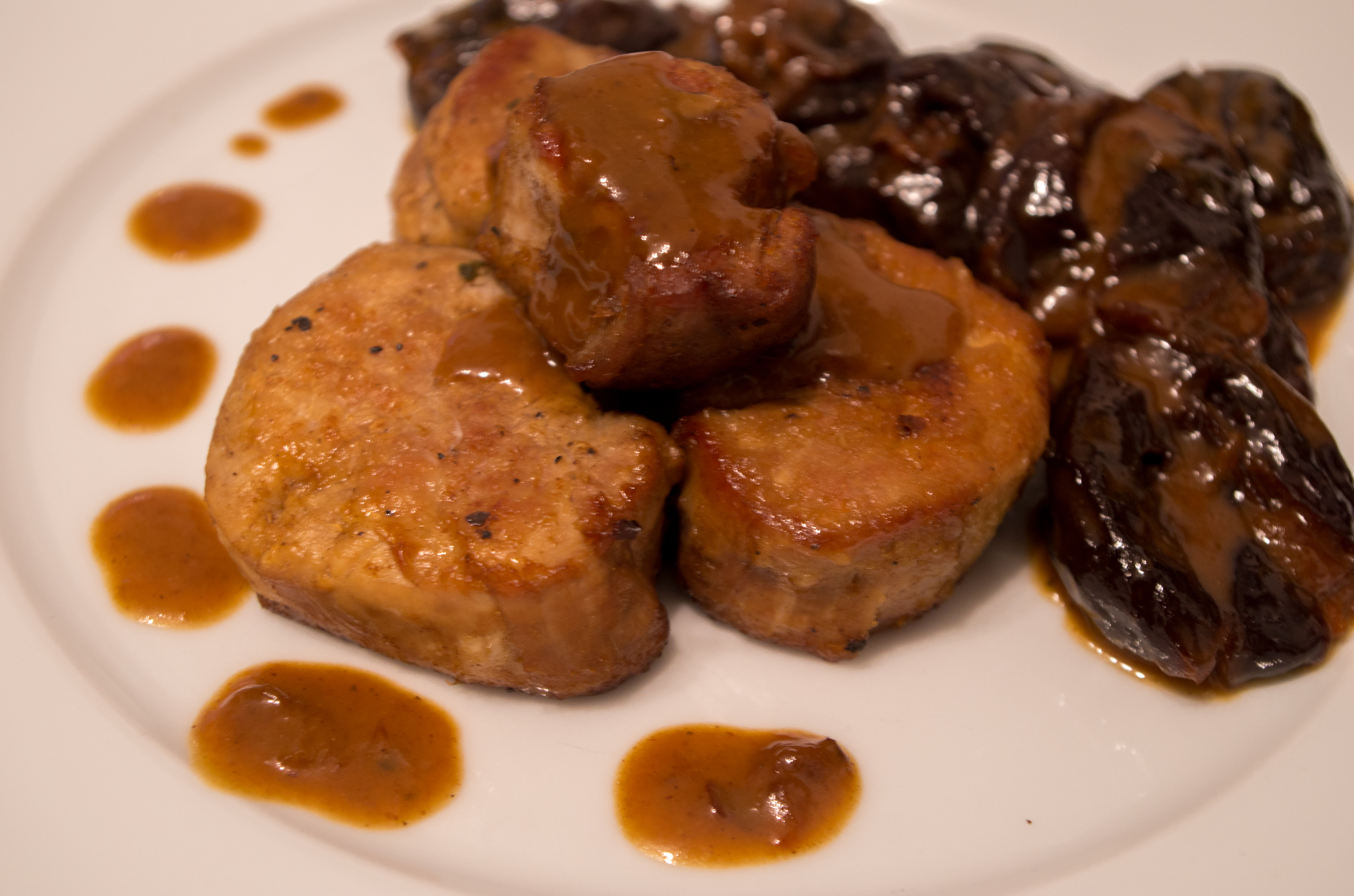 Schweinefilet mit Pflaumen und Sahnesoße