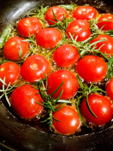 Tomaten karamellisieren in der Pfanne