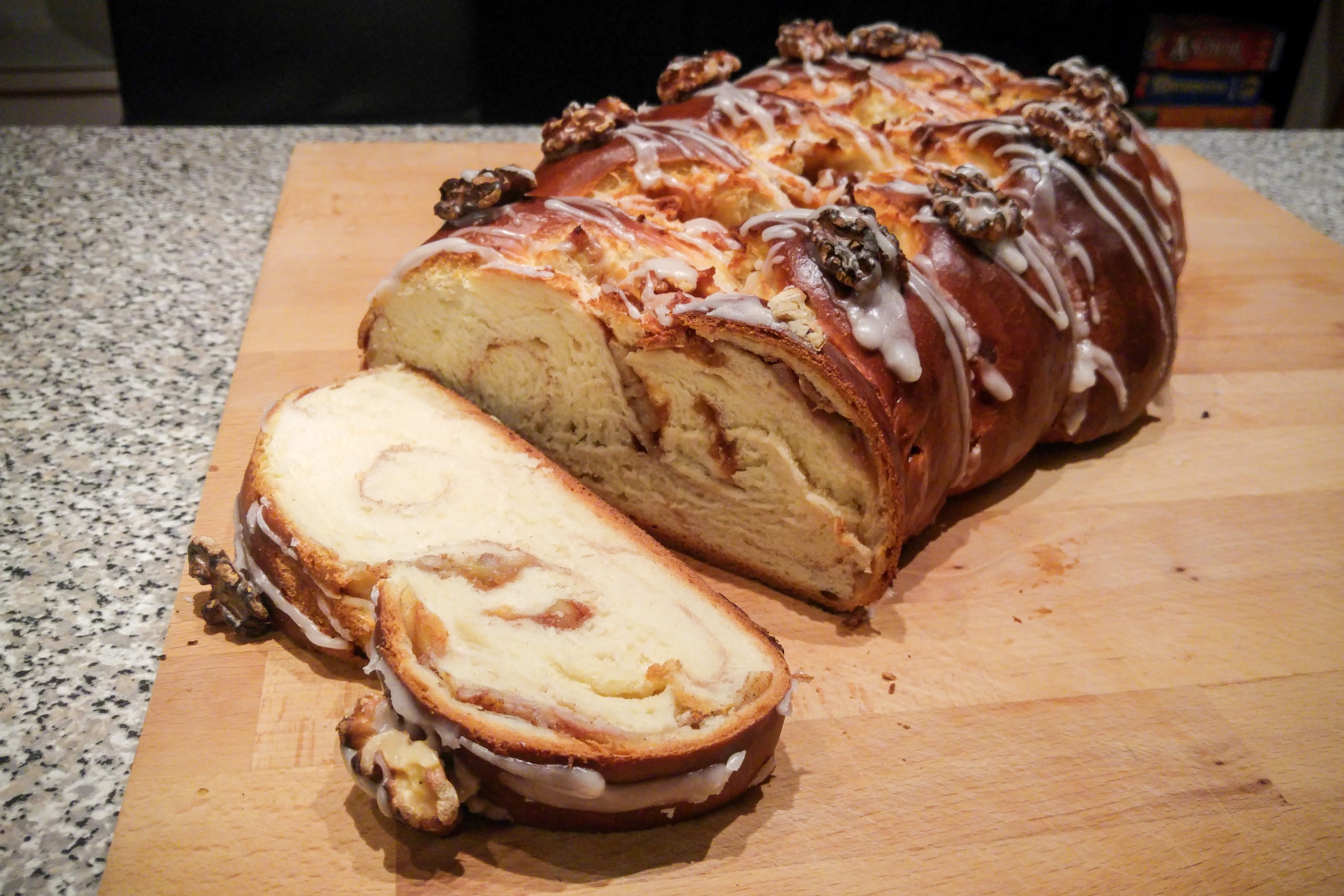 Hefezopf mit Walnuss-Karamell-Bananen-Füllung – Cuisinenbomber