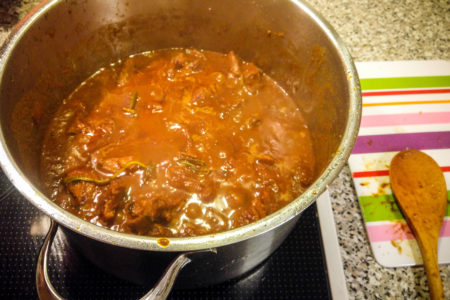 Gulasch köcheln lassen