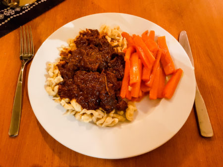 Gulasch mit Spätzle und Möhren