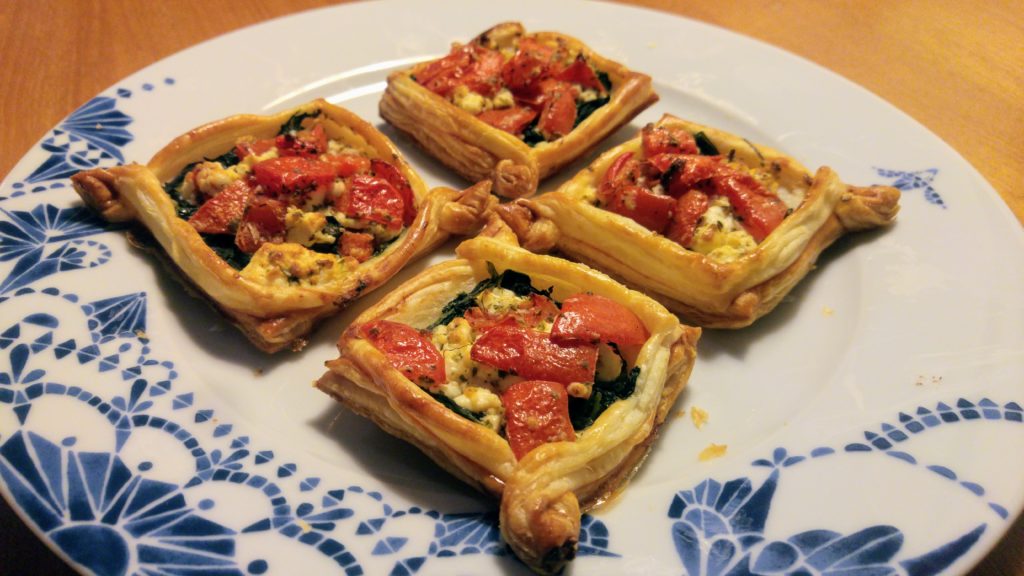 Fertige Blätterteigteilchen mit Tomaten-Feta-Spinat-Belag