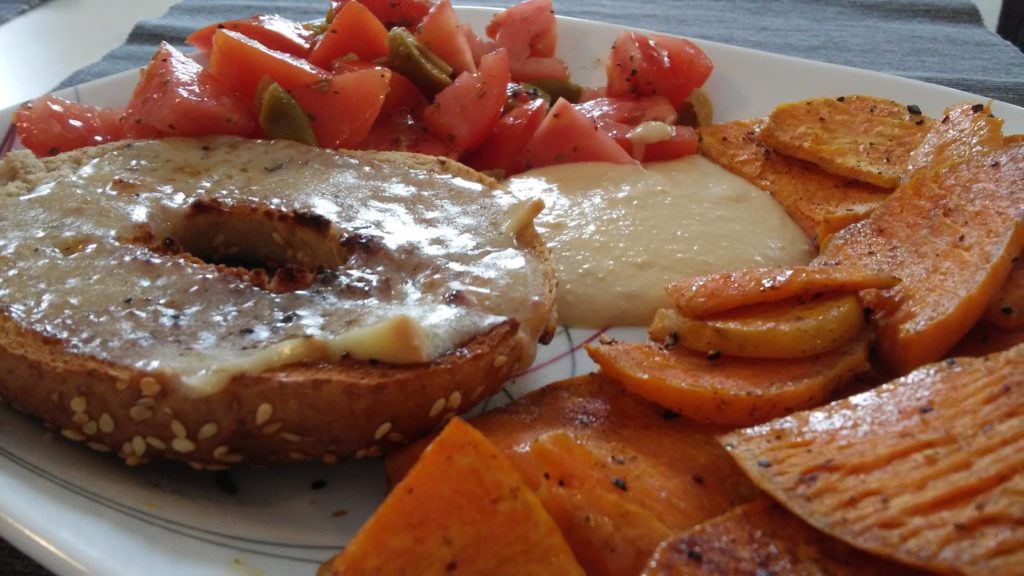 Hummus mit Bagel, Süßkartoffeln und Salat