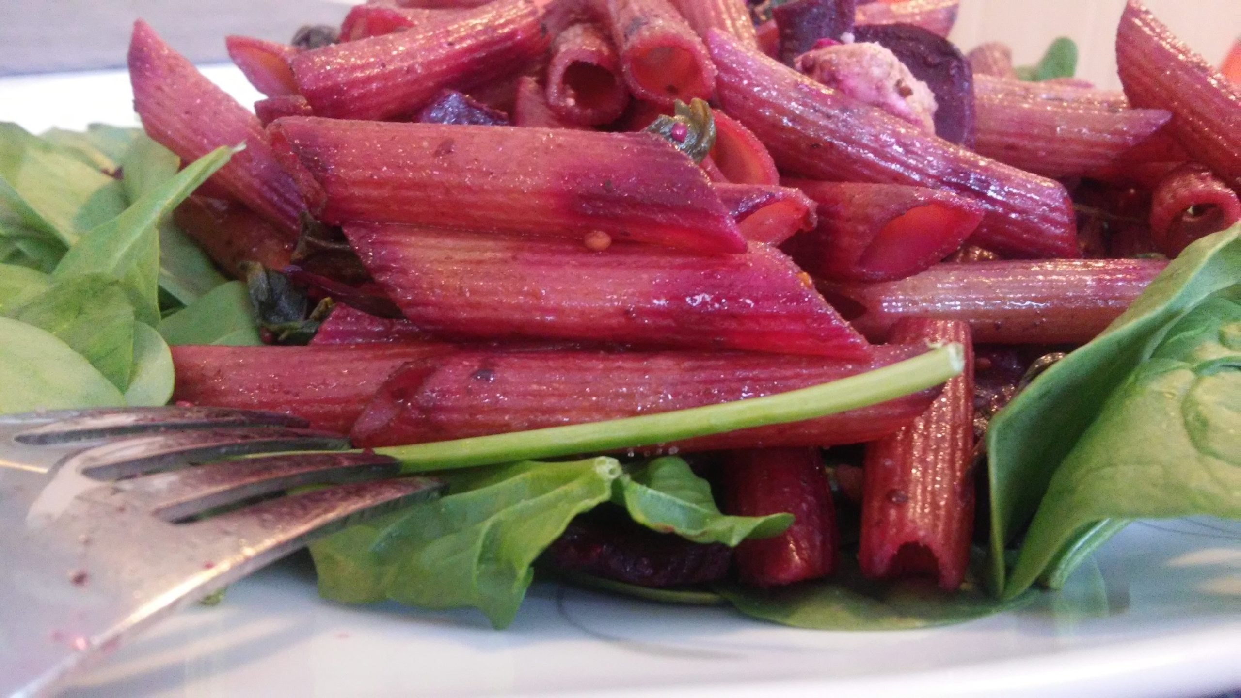 Rote Bete Pasta mit Balsamico und Walnüssen