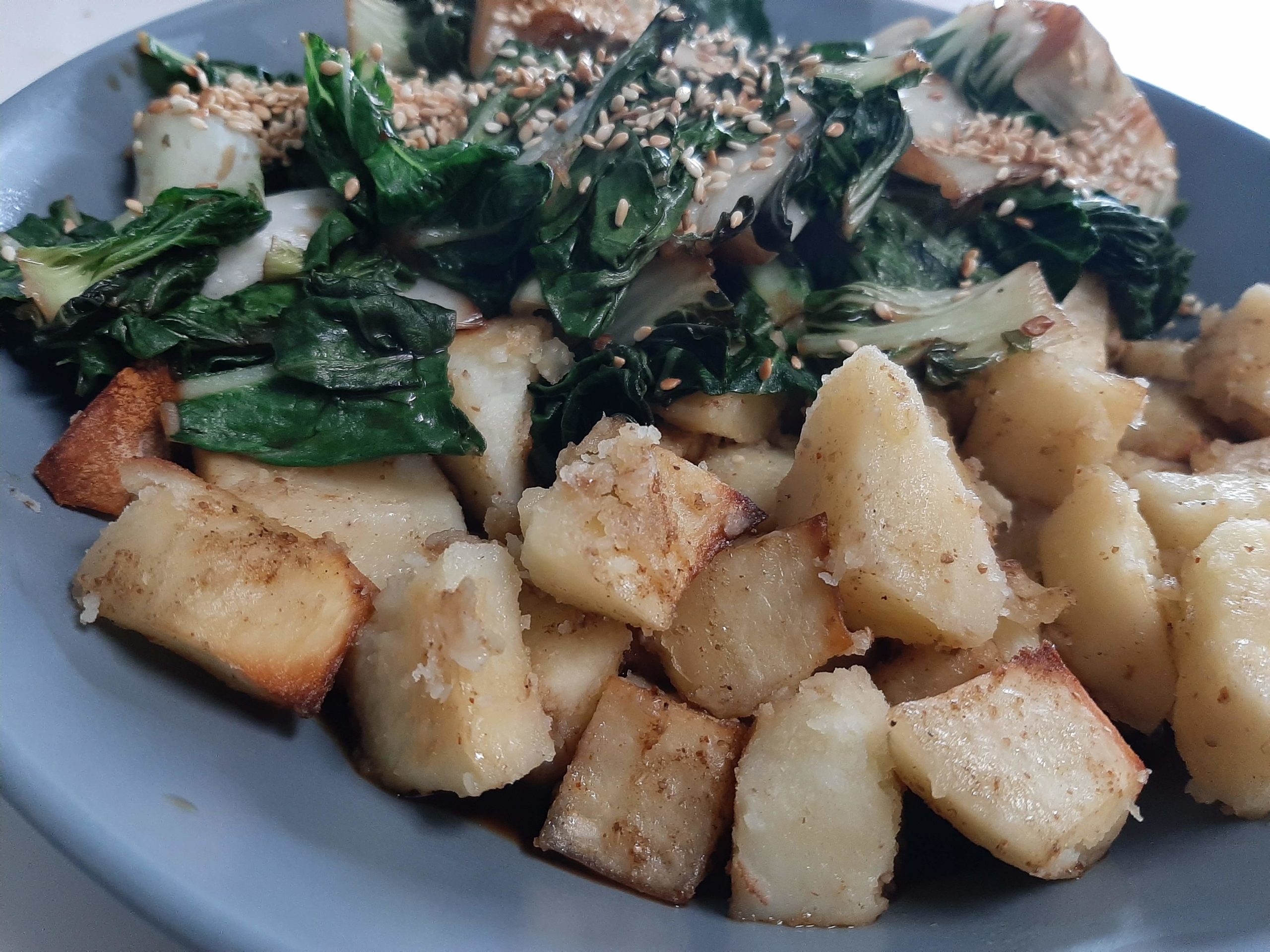 Sesam-Bok Choy mit Chilli Kartoffeln