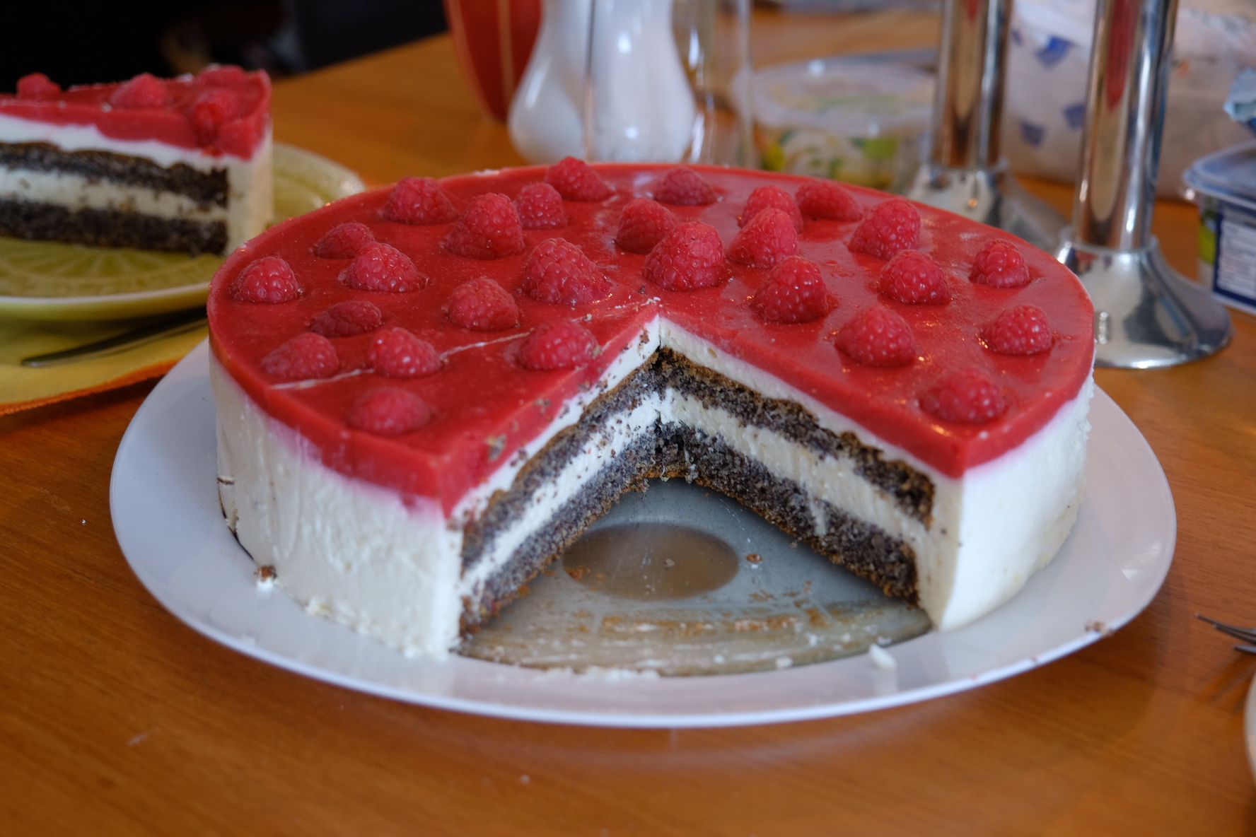 Quark-Mohn-Torte mit Himbeerspiegel