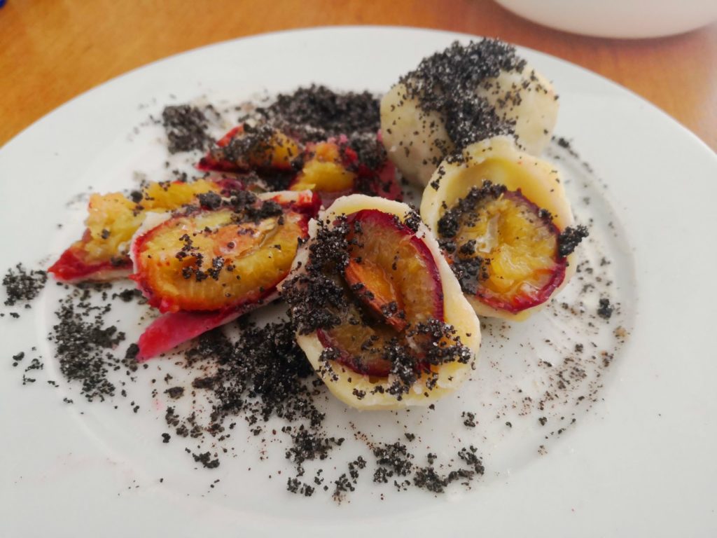 Zwetschgenknödel angerichtet mit Mohn und Butter