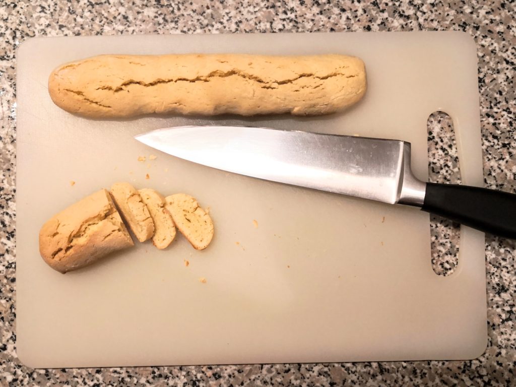 Anisbrot in Scheiben Schneiden