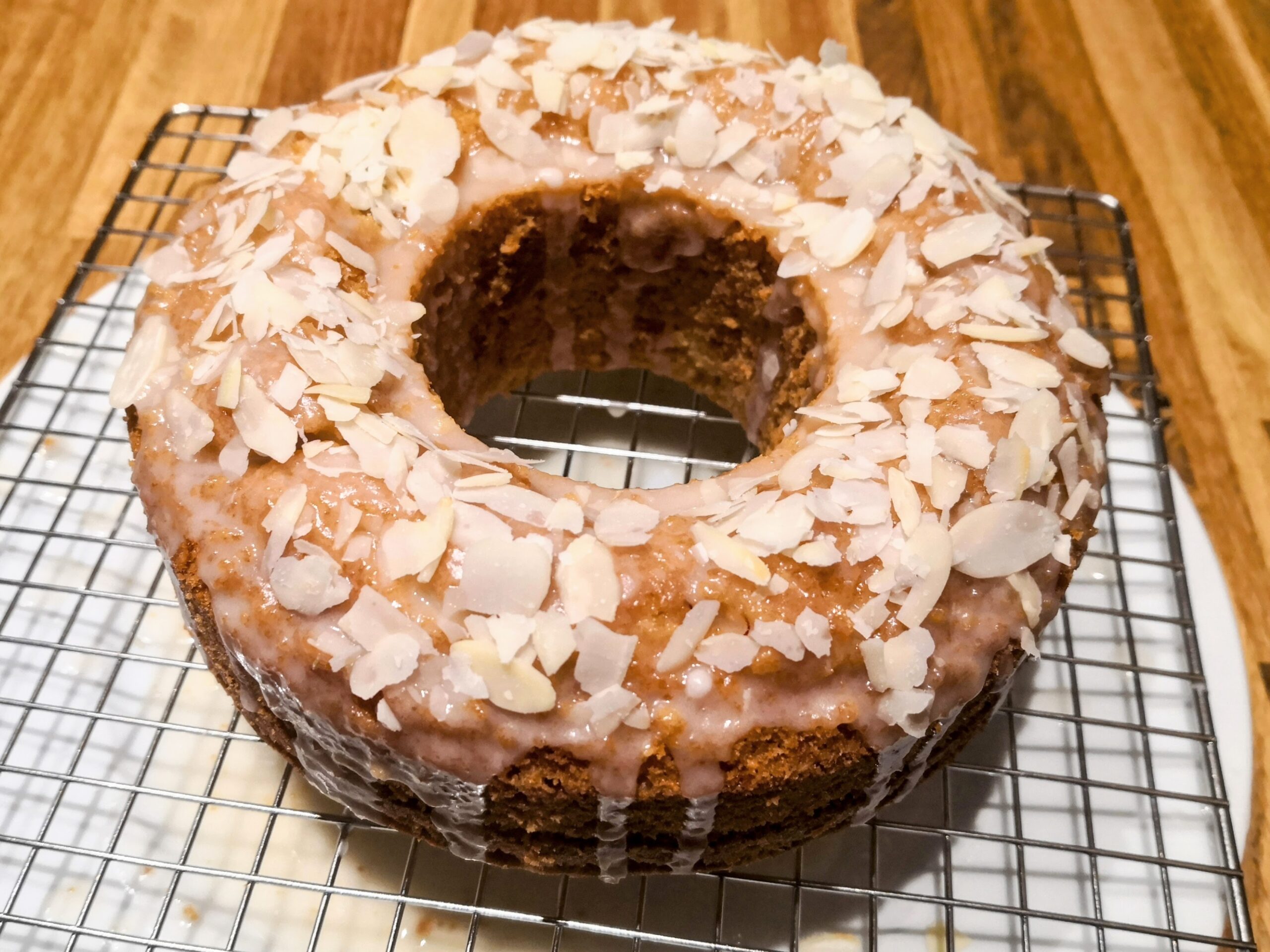 Safrankuchen mit Zuckerguss